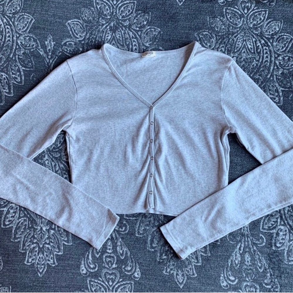 Brandy Melville grey snap front long sleeve🤍